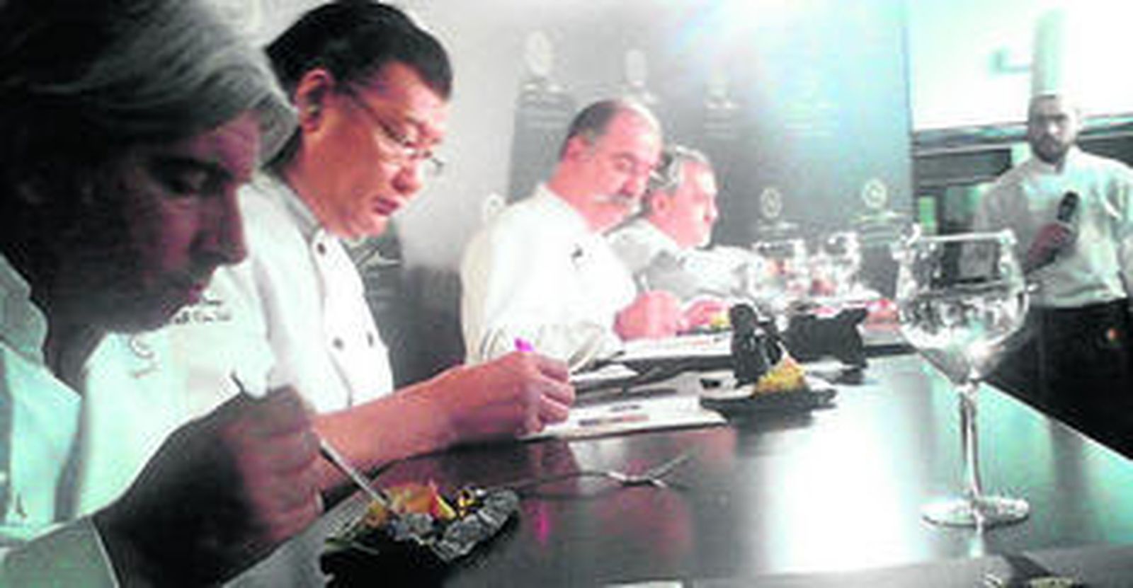 Los cocineros que formaron el jurado, durante el transcurso del certamen.