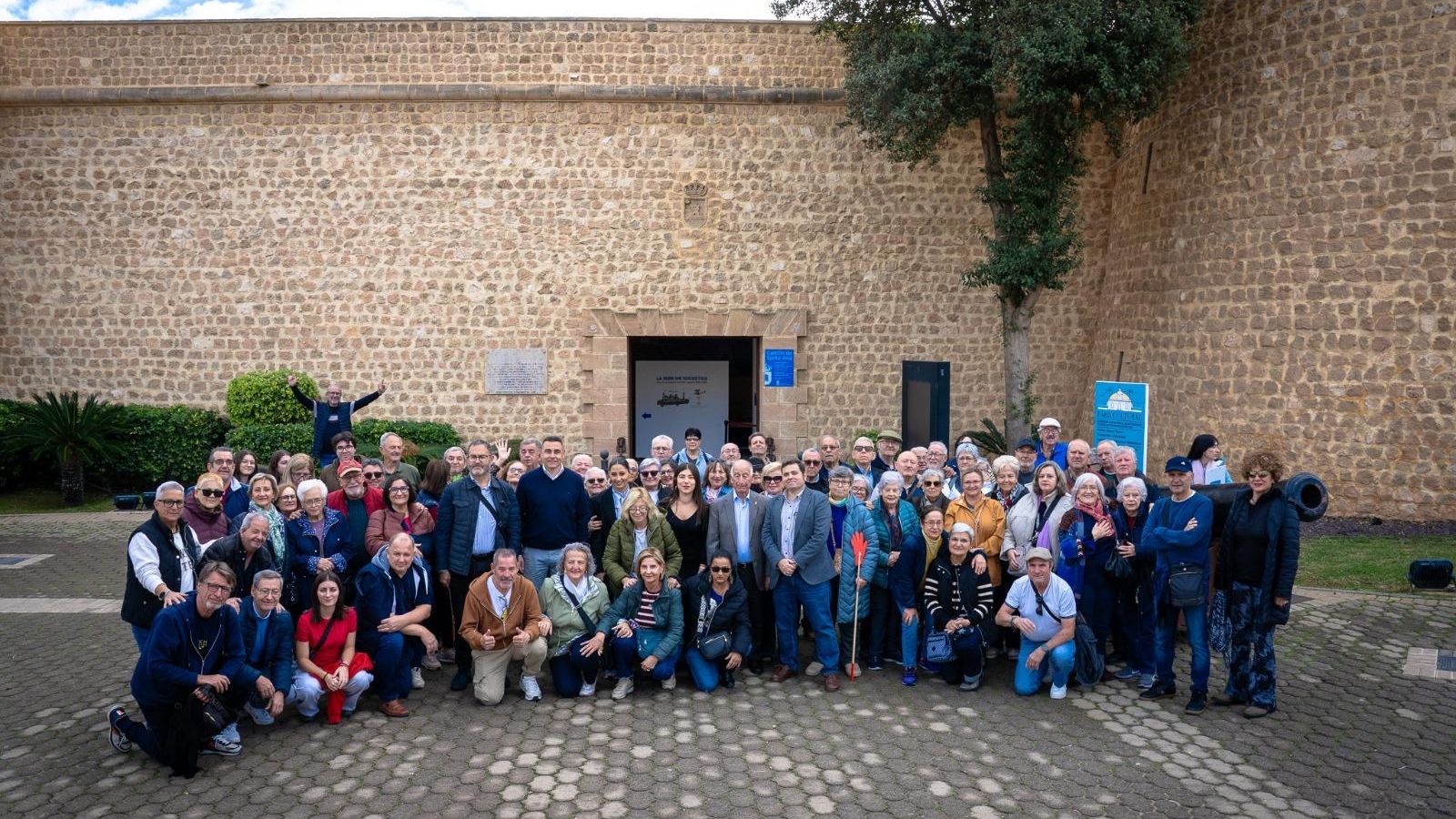 Foto de familia entre los participantes y el equipo de gobierno de Roquetas de Mar.
