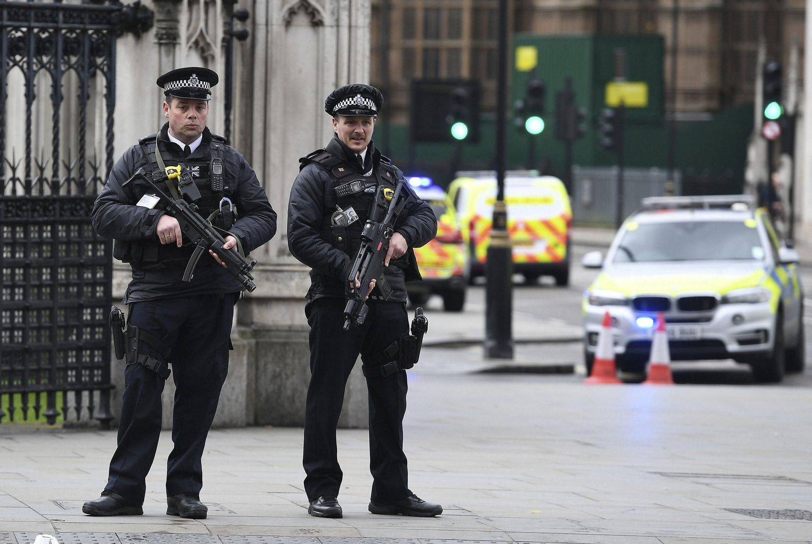 El ataque en las inmediaciones del Parlamento británico, en imágenes