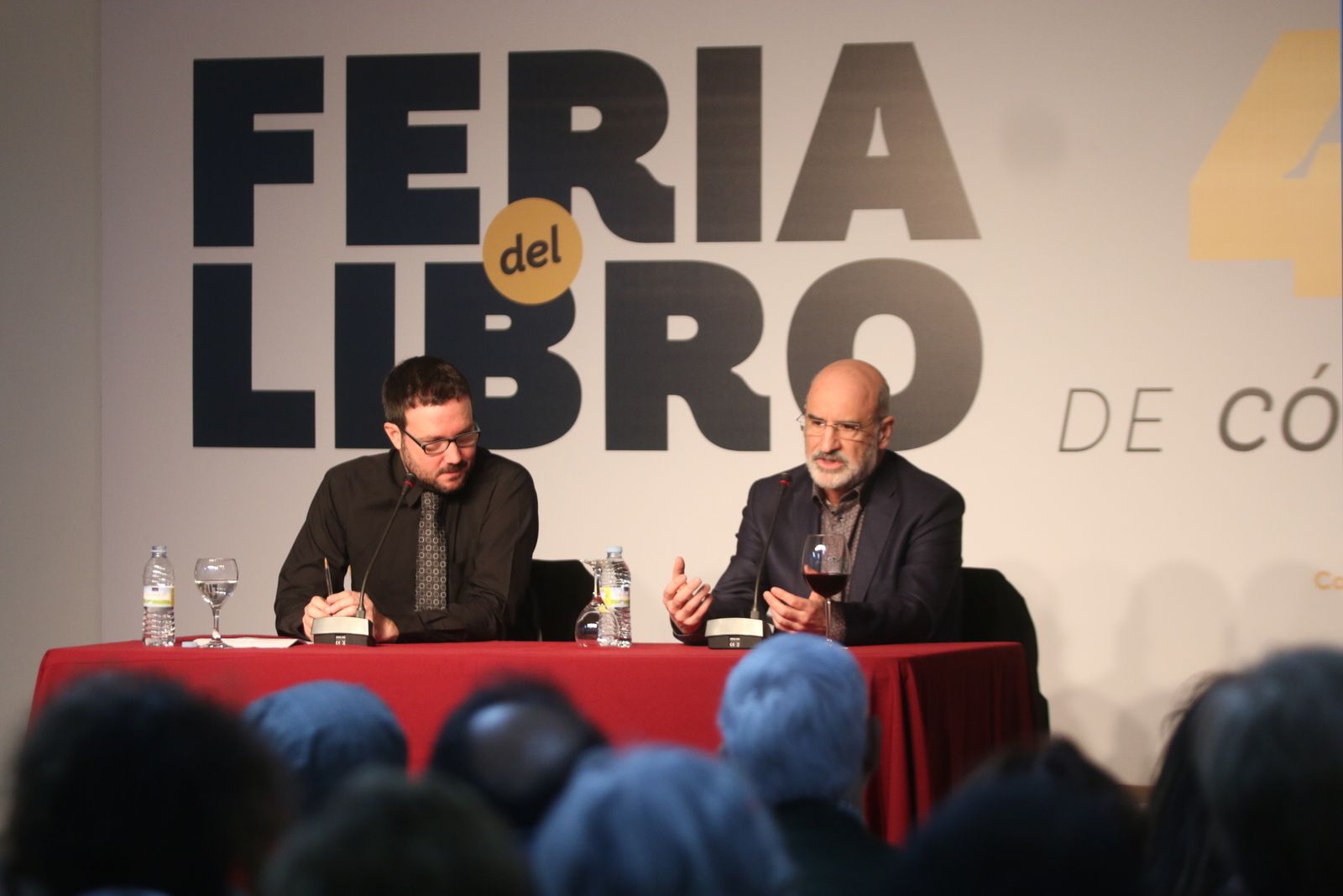 Alfredo Asensi y Fernando Aramburu, ayer, en la presentación de 'Patria'.
