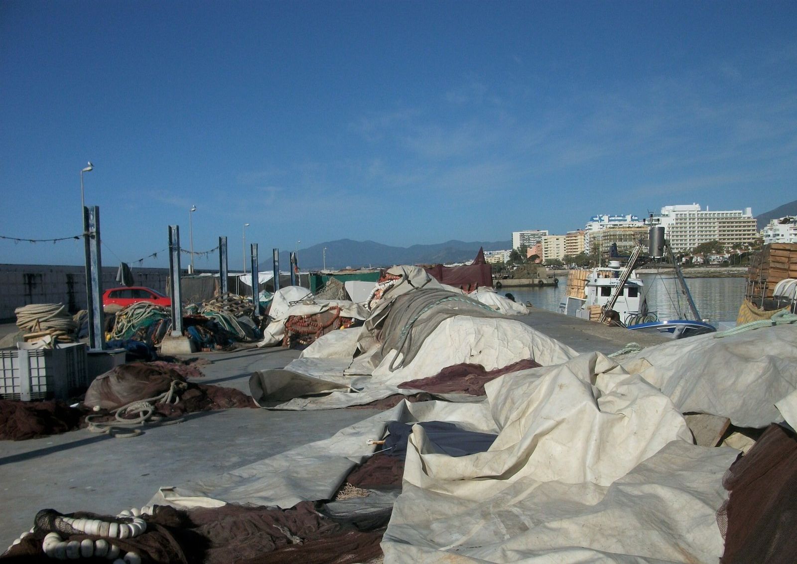 La explanada de levante del puerto pesquero de La Bajadilla, en Marbella.