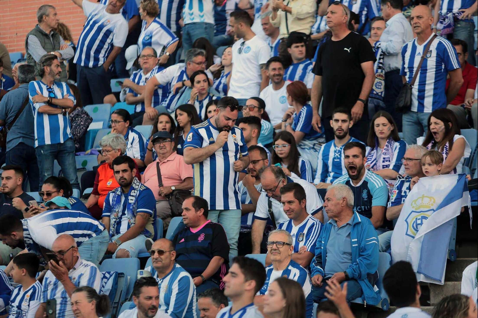 Imágenes del gran ambiente en el Nuevo Colombino en el ascenso del Recre