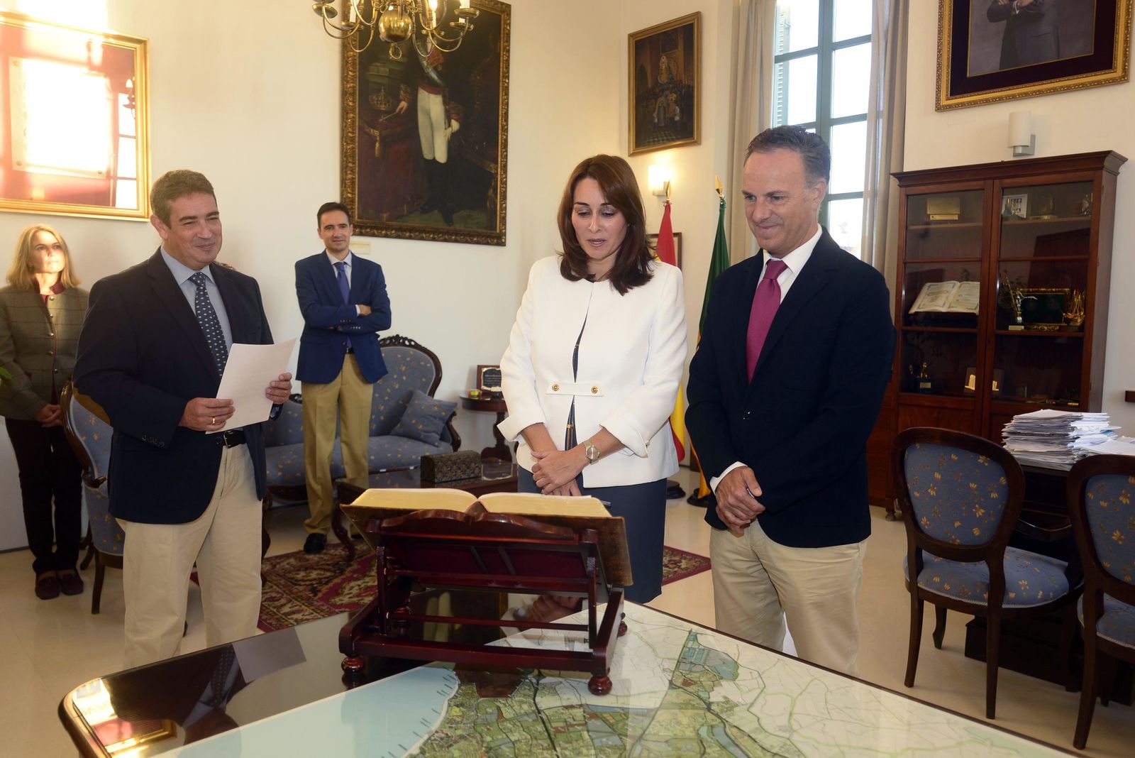 Araceli Rico junto a David de la Encina y Juan Antonio García Casas (secretario del Ayuntamiento) en la toma de posesión.