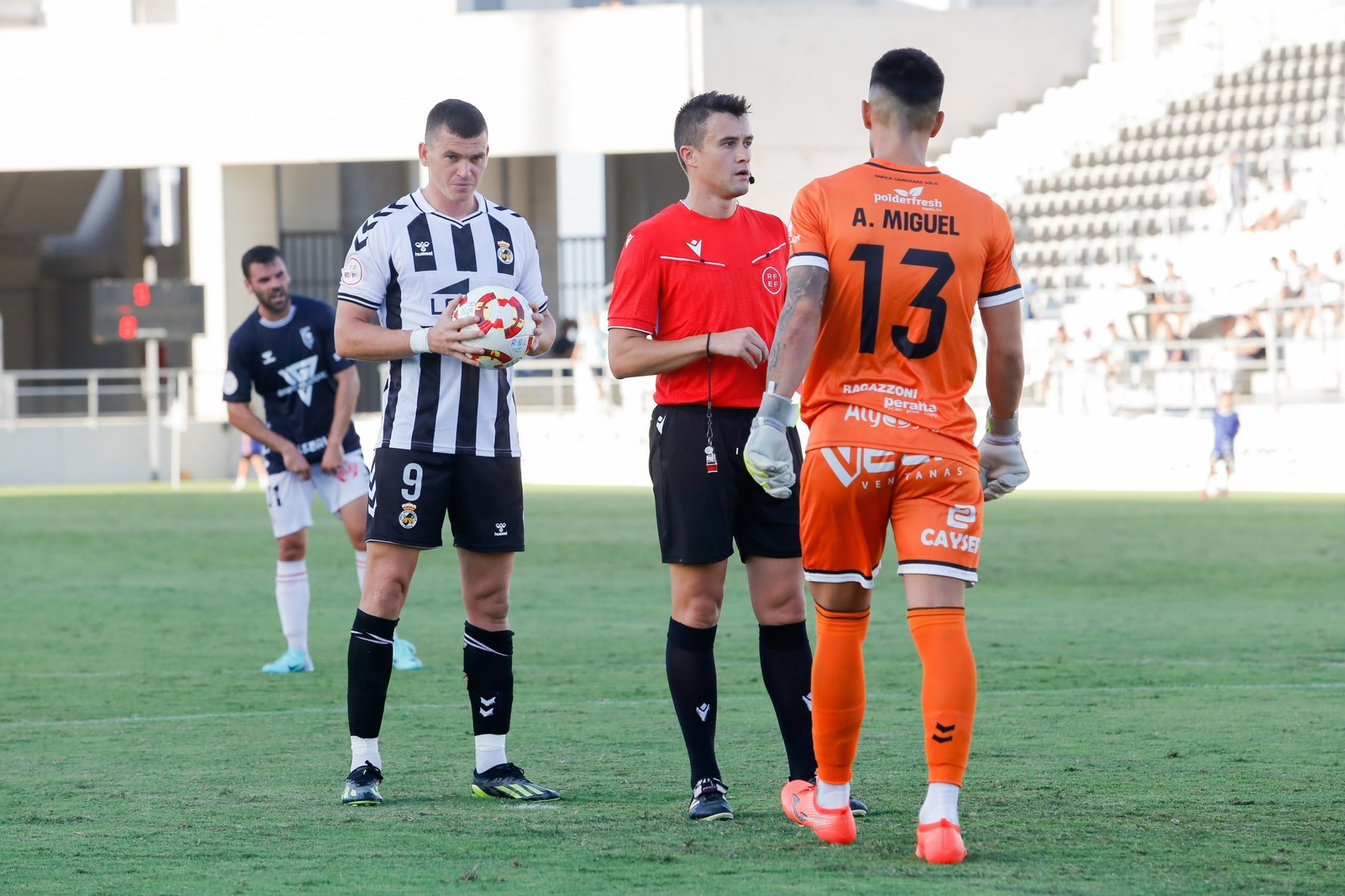 El delantero hispano-escocés, antes de lanzar un penalti en la primera jornada de liga