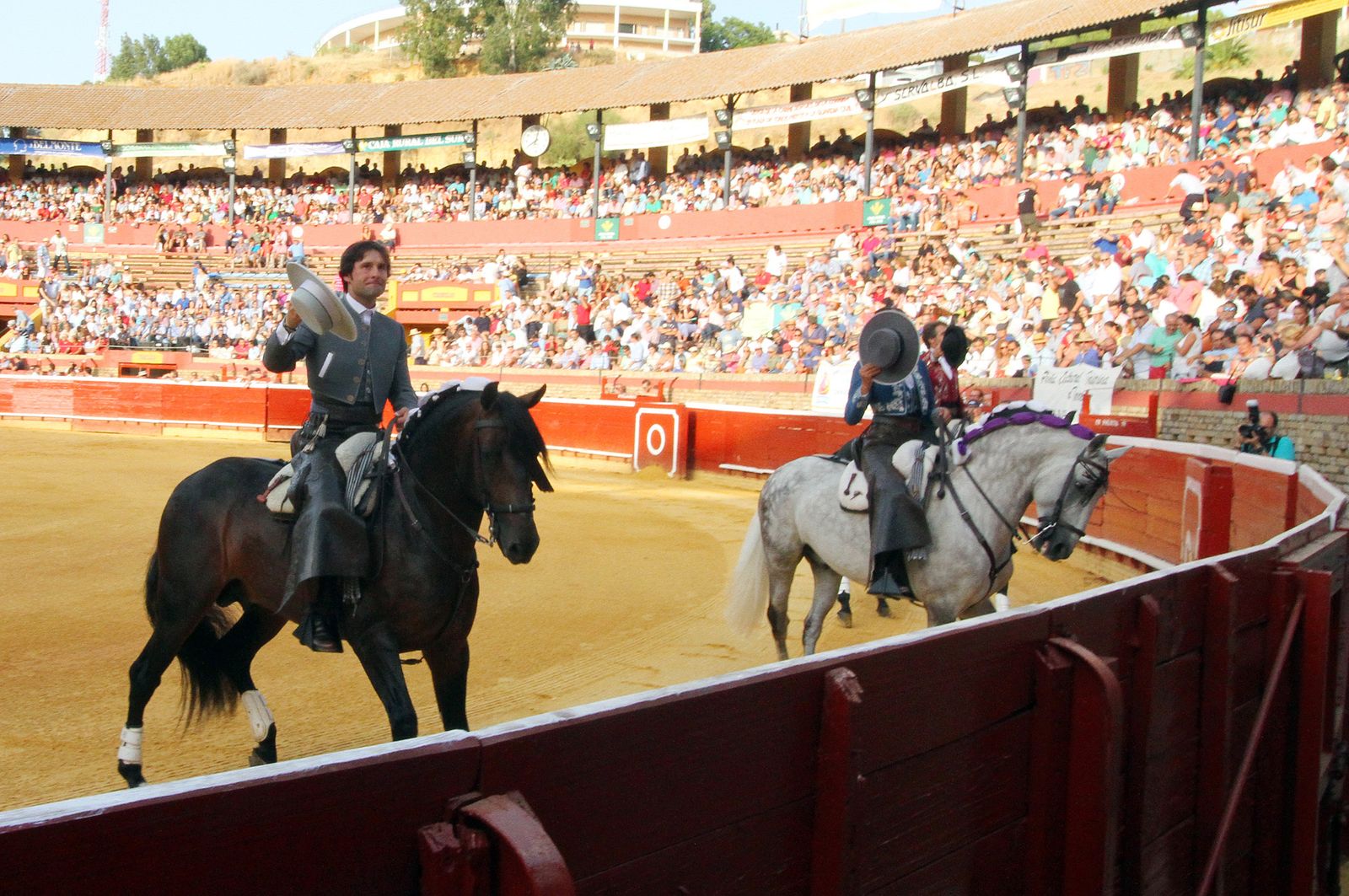 Imágenes de la corrida de rejones de Pablo Hermoso de Mendoza, Andrés Romero y Lea Vicens.