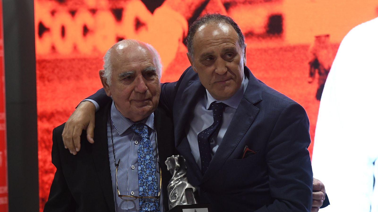 Francisco se abraza al histórico delegado del Espanyol José María Calzón en el Dorsal de Leyenda 2022.