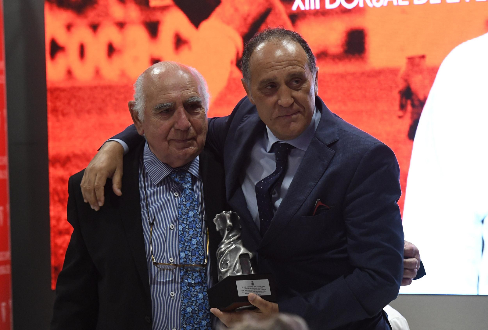 Francisco se abraza al histórico delegado del Espanyol José María Calzón en el Dorsal de Leyenda 2022.