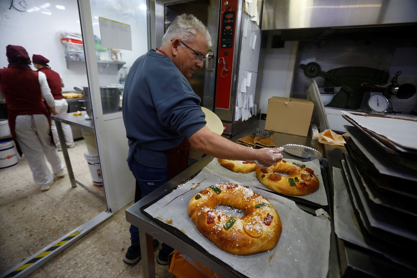 Obrador de la pastelería San Enrique antes del Día de Reyes.