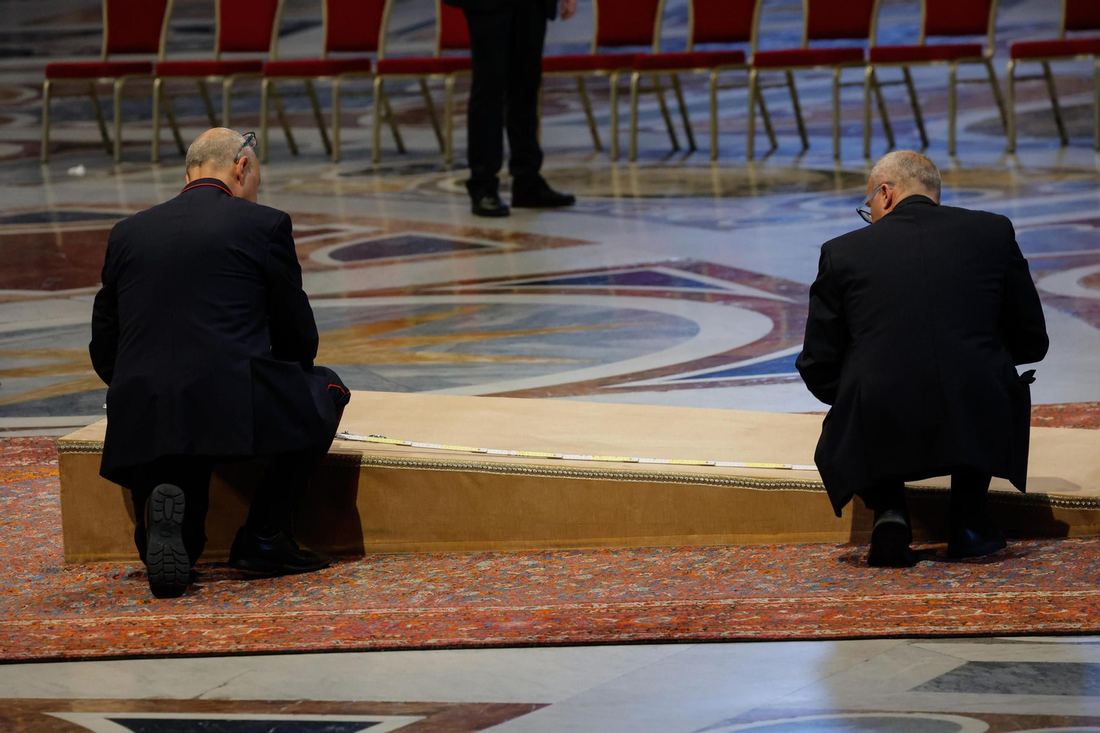 Las imágenes del traslado del féretro del papa Francisco a la Basílica de San Pedro en el Vaticano