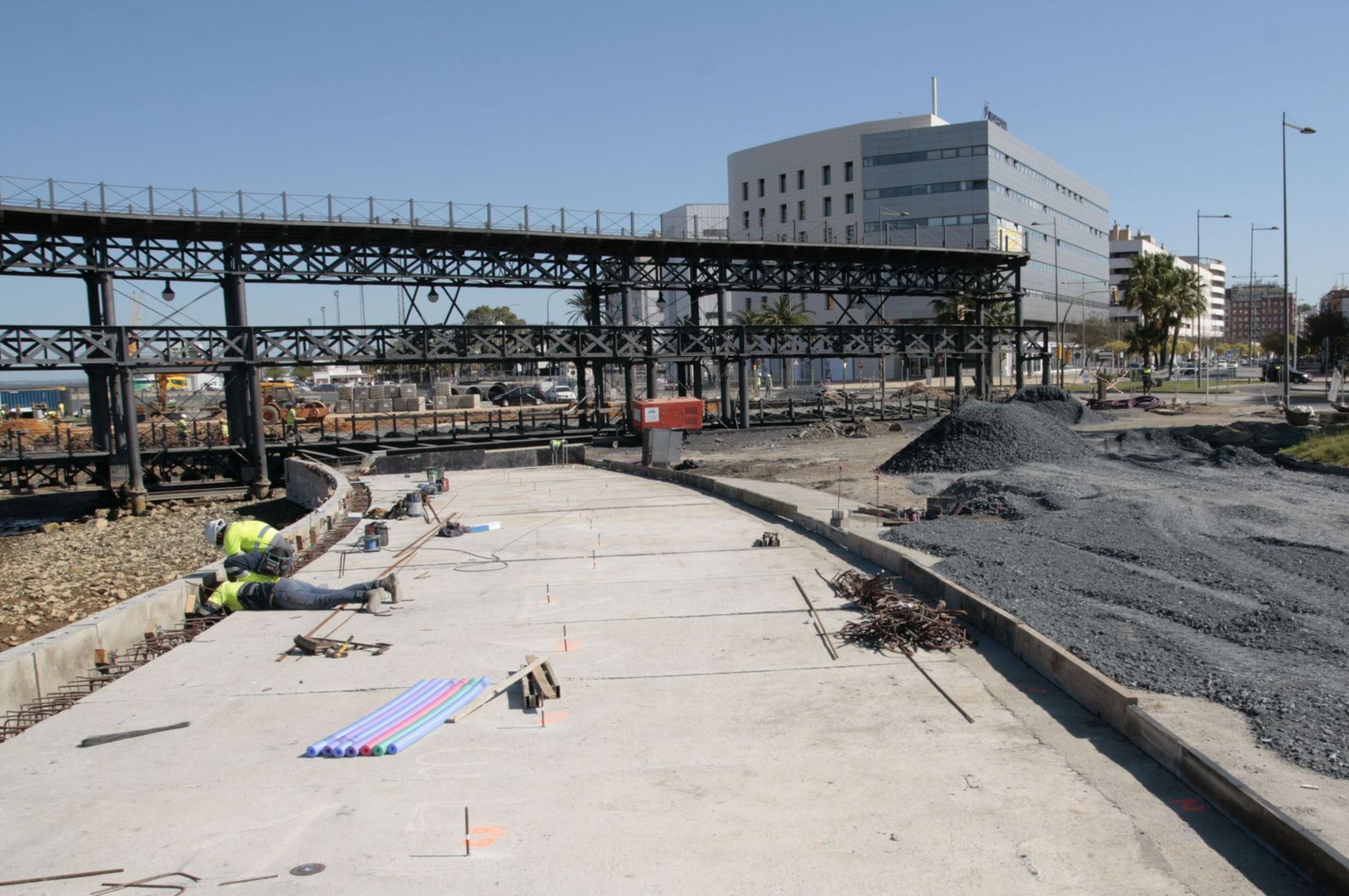 Imagen del Paseo de la Ría que discurrirá debajo de la estructura del Muelle del Tinto y que está a la espera de ser pavimentado.