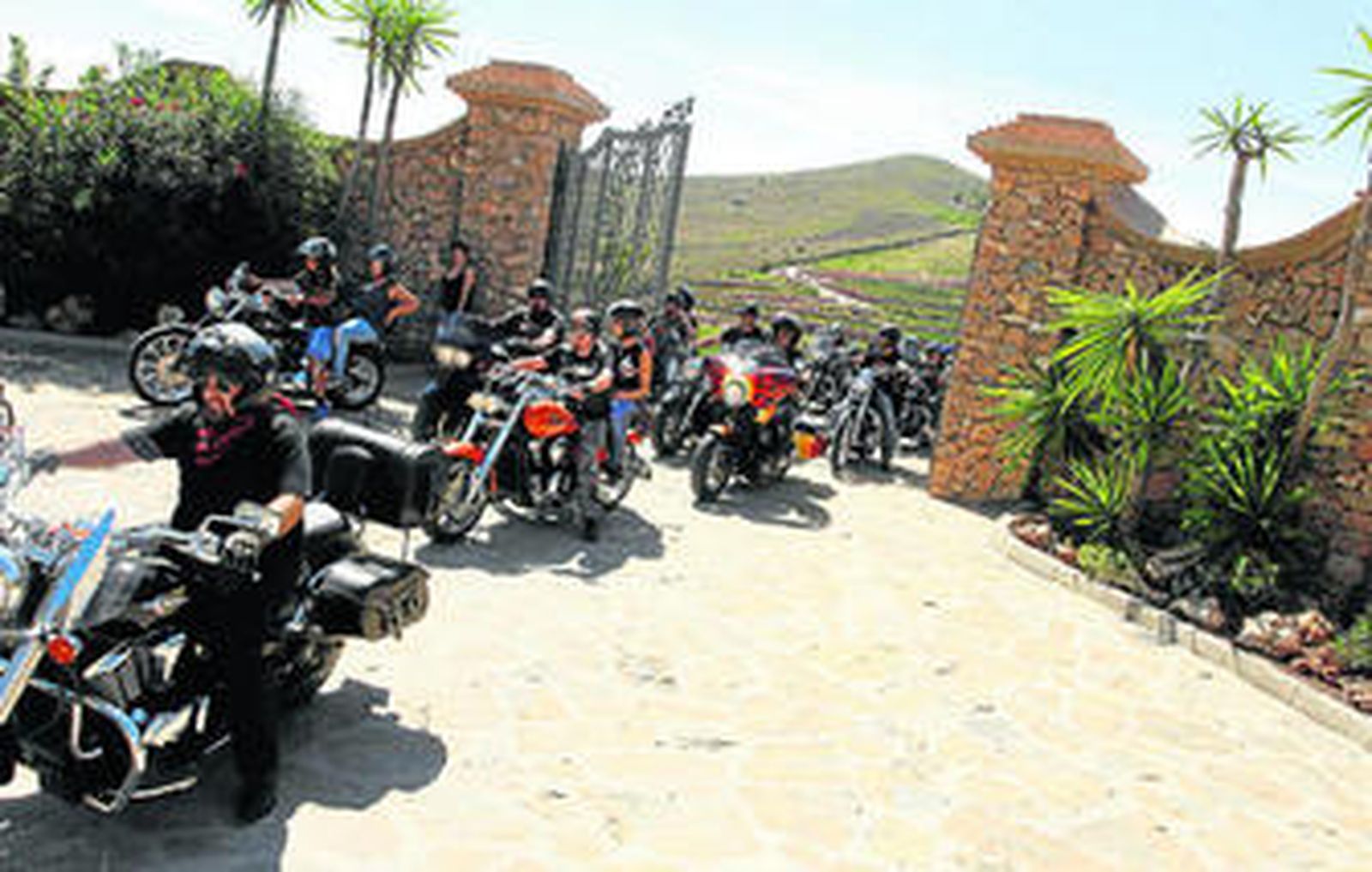 Los motoristas son como una hermandad. En cada viaje, cuidan todo de todos.