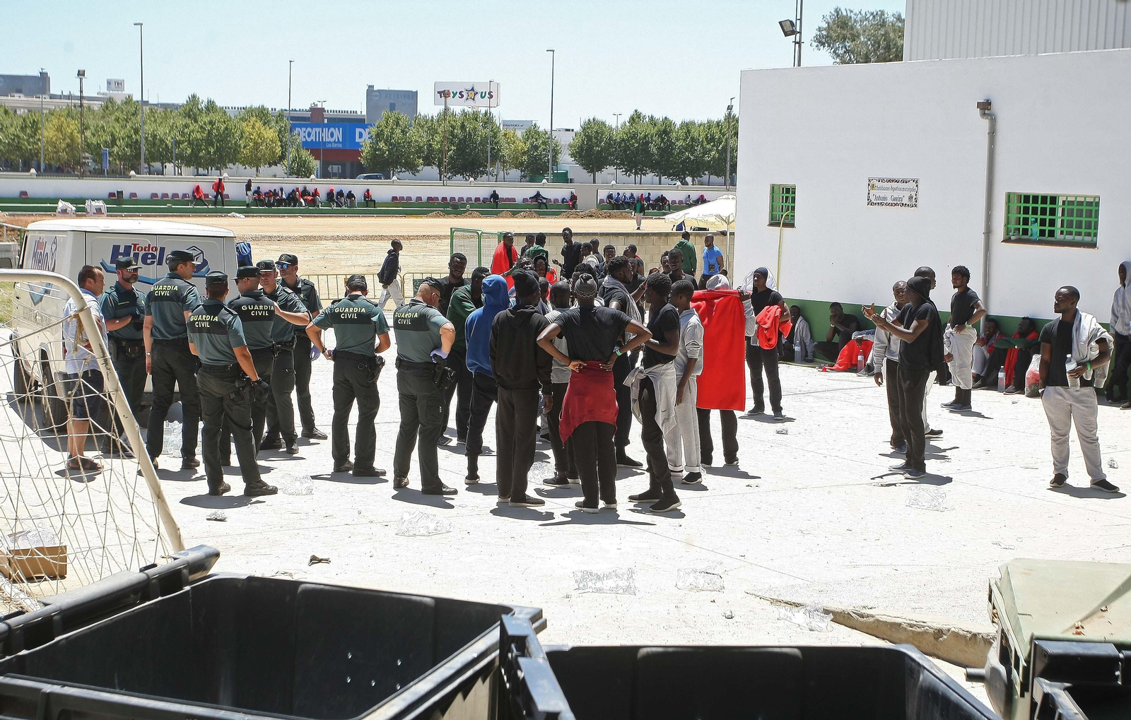 Cientos de migrantes esperan destino acogidos en el Campo de Gibraltar
