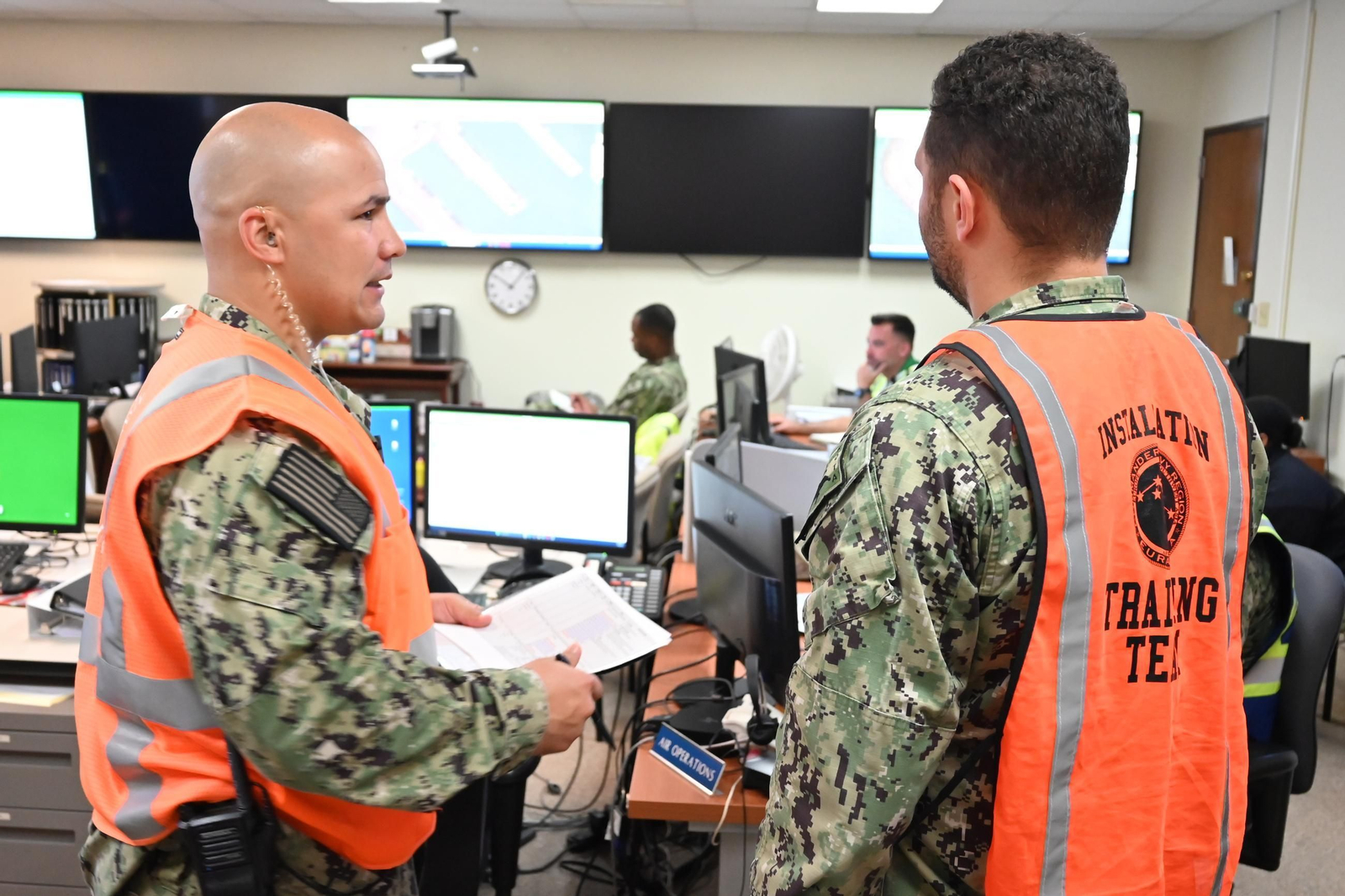 Las imágenes del simulacro de vertido en la Base de Rota