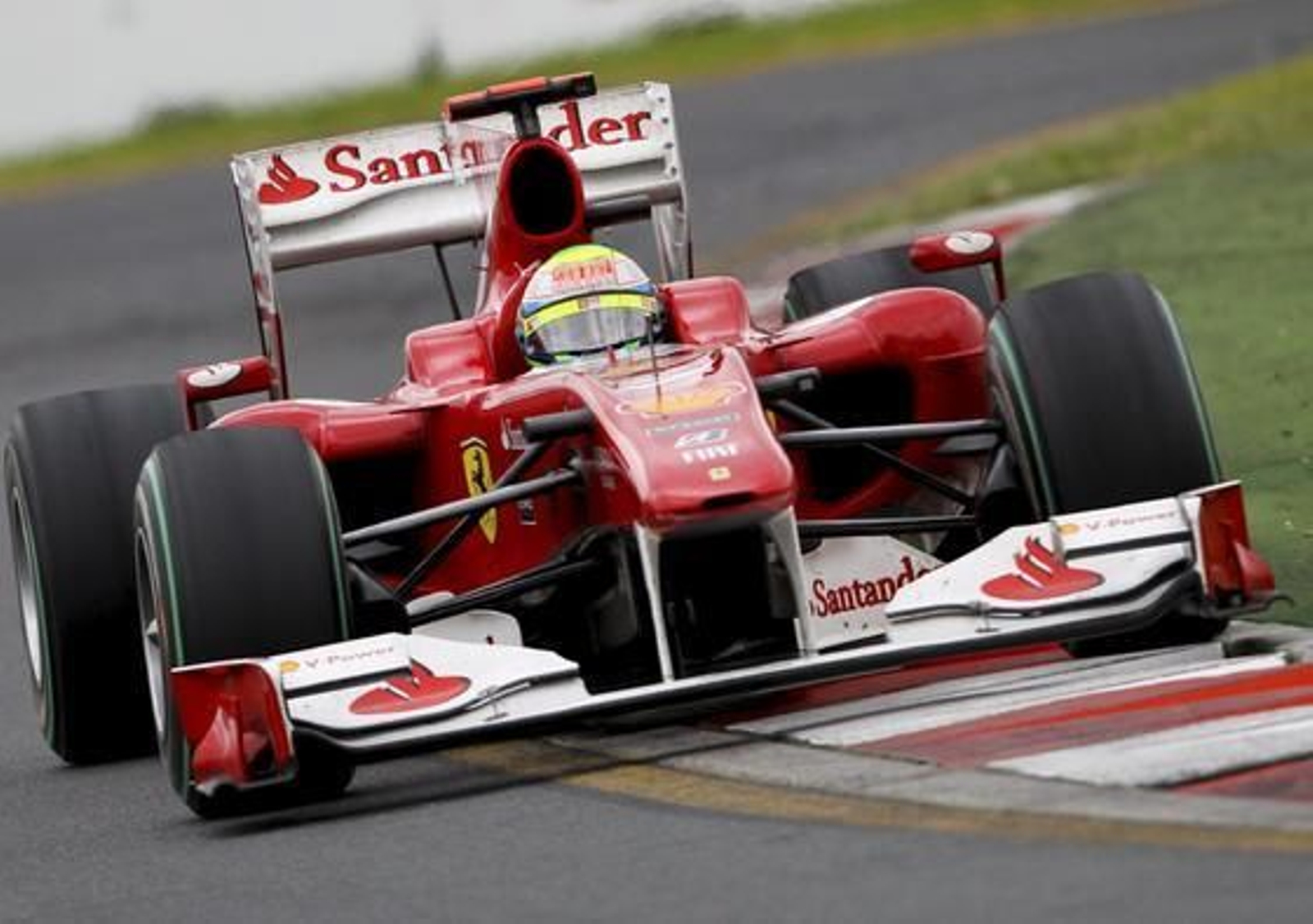 Fernando Alonso hubo de remontar después de sufrir problemas en la salida. (FOTOS: AFP/Reuters/EFE)