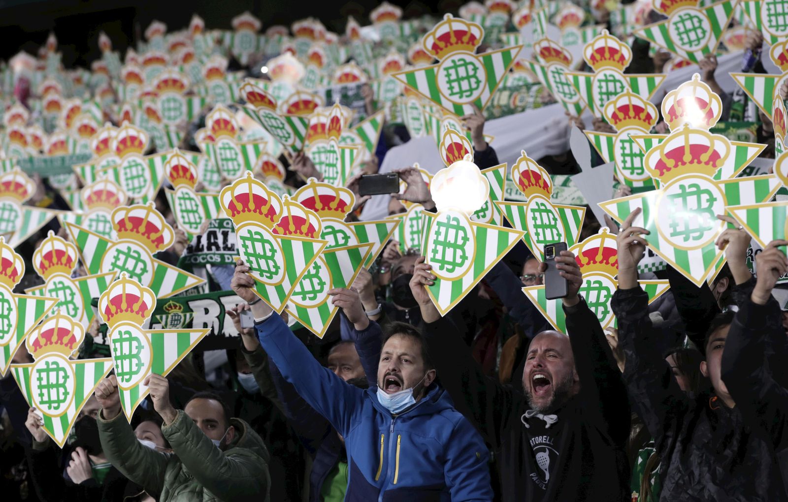 Aficionados verdiblancos, en el estadio Benito Villamarín.