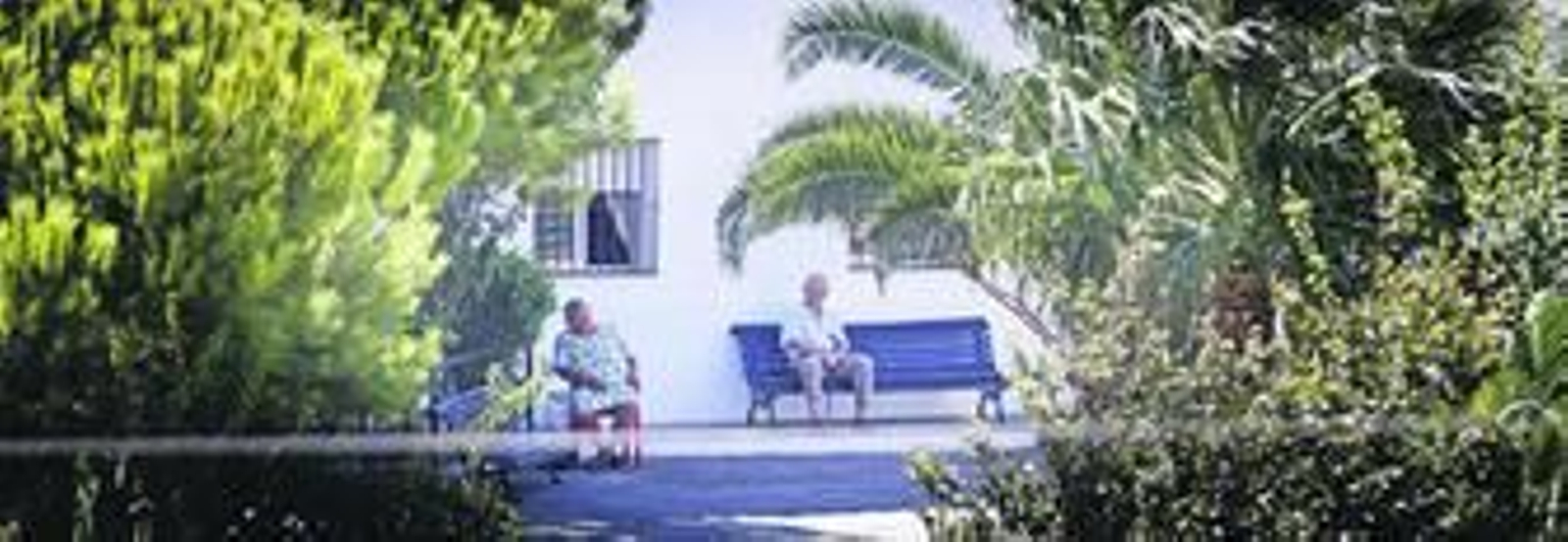 Ancianos descansan en los bancos del huerto de la residencia de El Santísimo, el pasado miércoles. Insertada, una imagen de Andrés Gaitero.