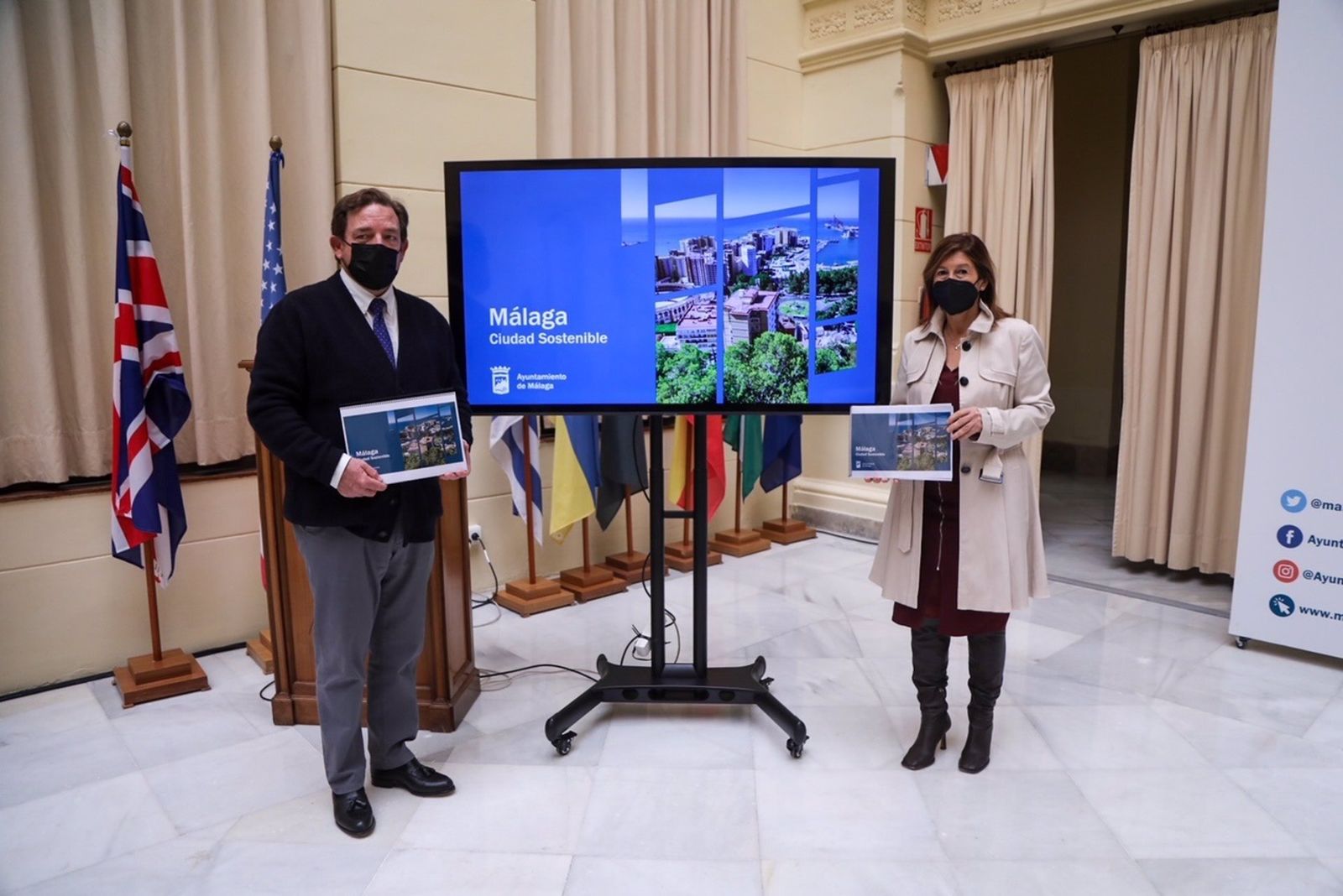 Luis Medina-Montoya, director general de Medio Ambiente, y Gemma del Corral, concejala de Sostenibilidad, durante la presentación del informe.