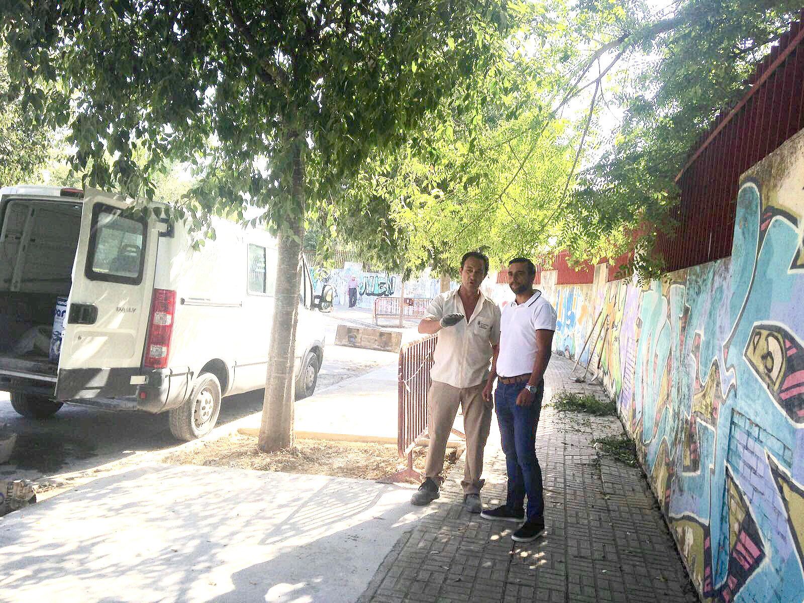 José Antonio Díaz recibe explicaciones sobre la evolución de las obras en su visita a San Benito.