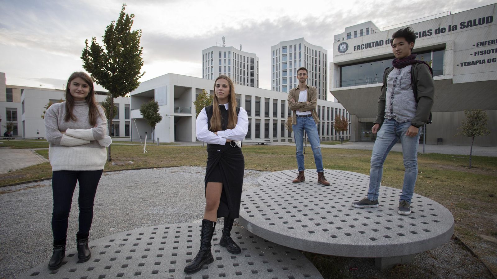Varios estudiantes de Medicina en la UGR, la tarde de este lunes.