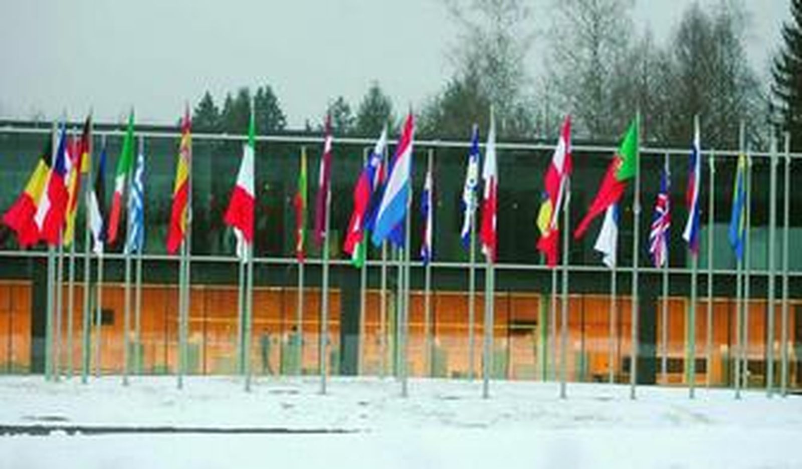 Las banderas de los 27 ondean en el Palacio de Congresos de Brdo, donde se celebrarán las principales reuniones durante la presidencia eslovena.