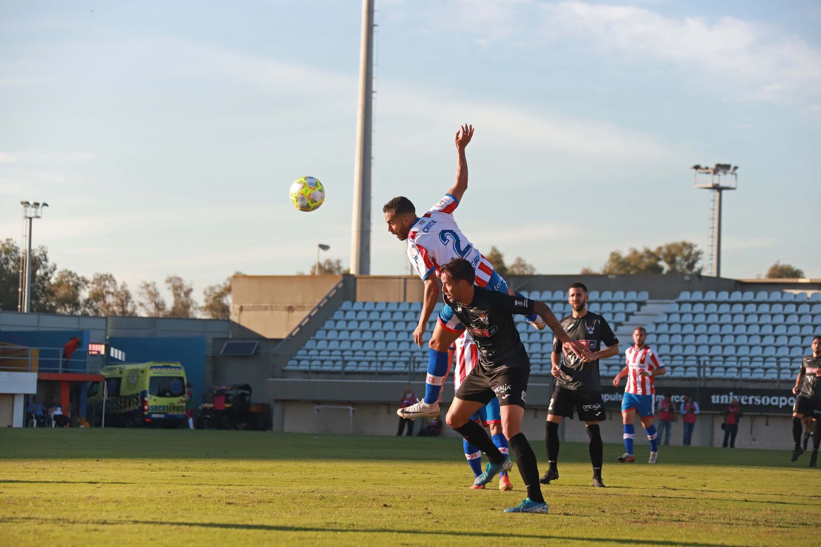 Choco salta en el partido ante el Talavera.