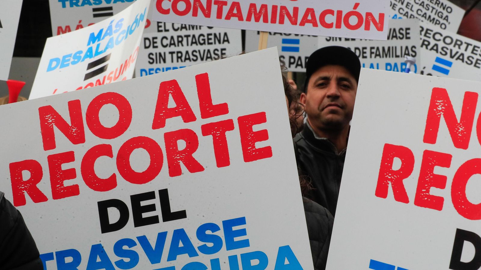 Trabajadores del campo levantino, entre carteles en la manifestación.