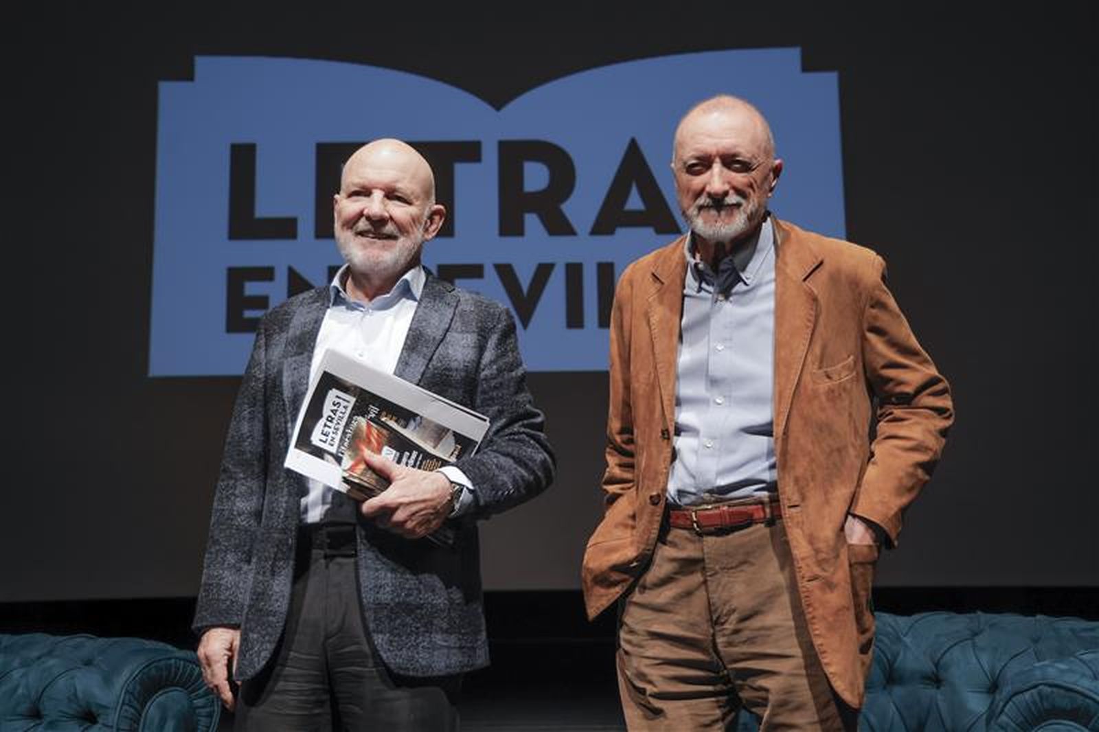 Jesús Vigorra y Arturo Pérez-Reverte en la Fundación Cajasol