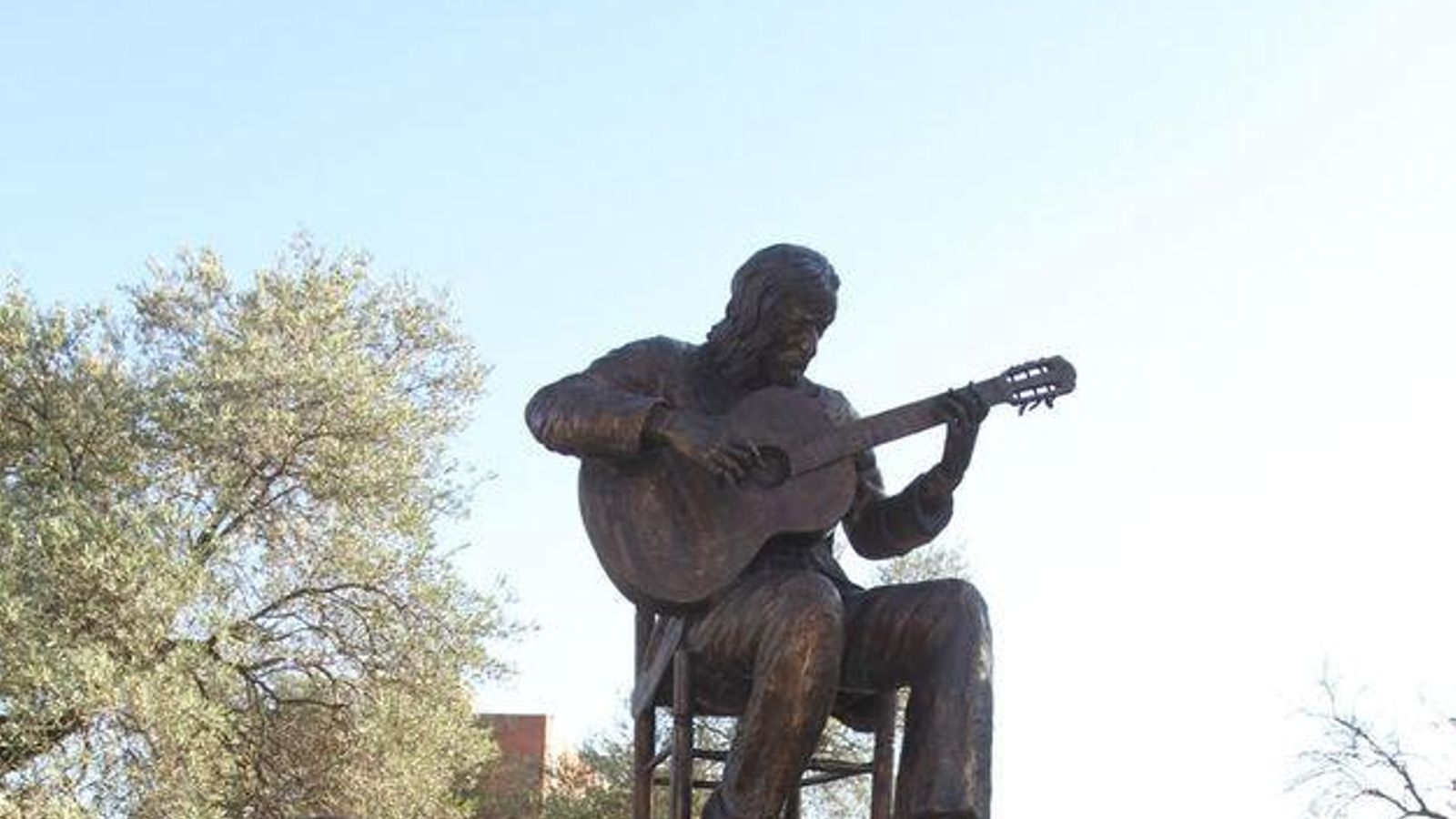 Monumento 'Nino-Migué' en la barriada de La Orden. Monumento 'Nino-Migué' en la barriada de La Orden.