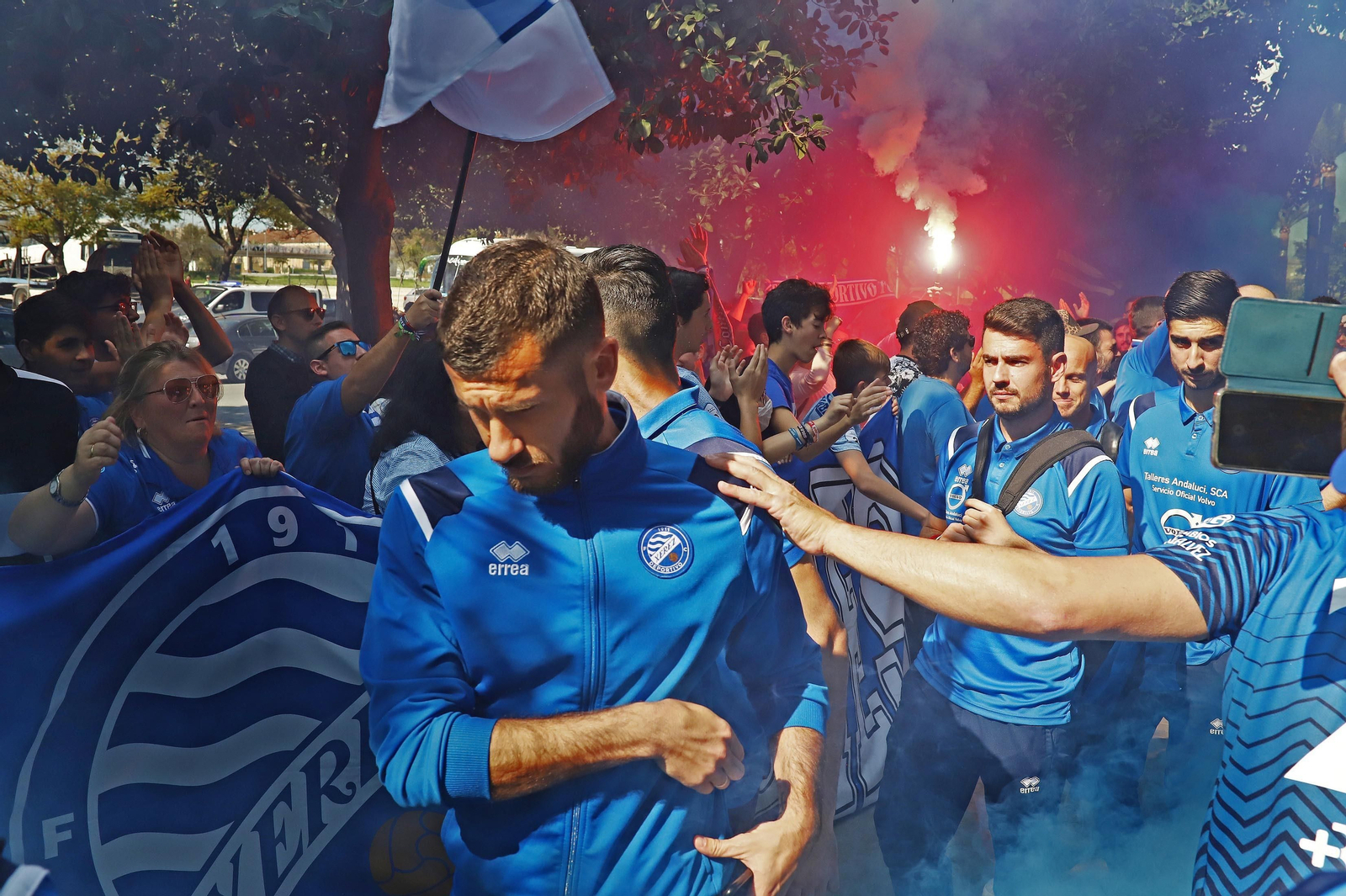 Recibimiento de la afición antes del derbi