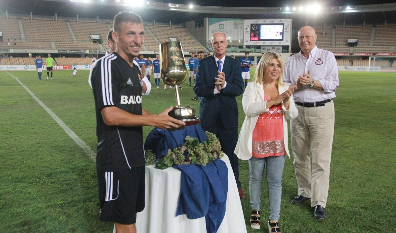 Ismael Chico, con el título de la Vendimia en 2015; a la derecha, Alfredo Gallardo