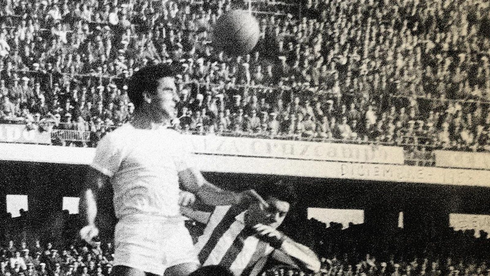 Marcelo Campanal supera ampliamente a un contrario en un salto de cabeza.