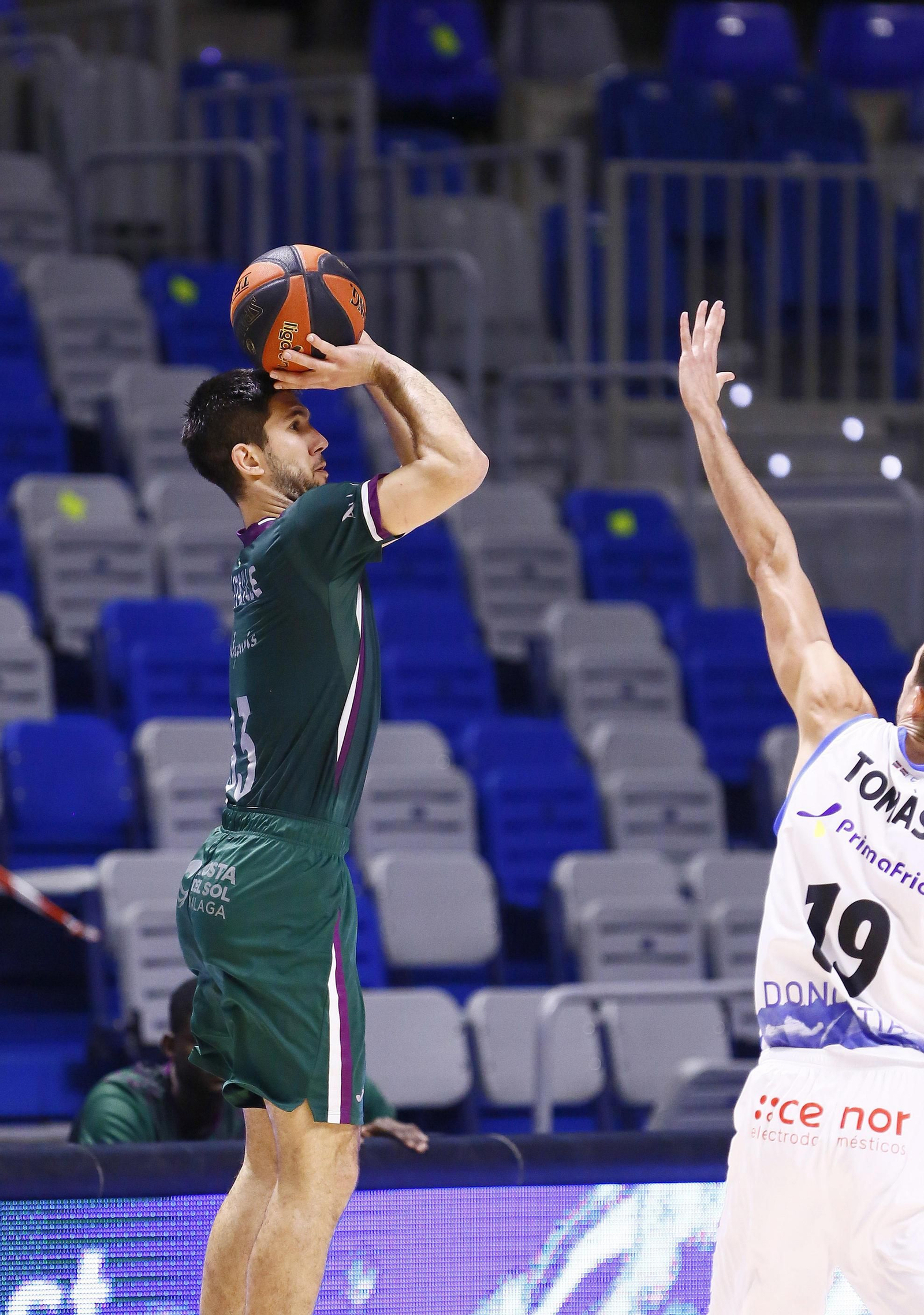 Axel Bouteille lanza a canasta.