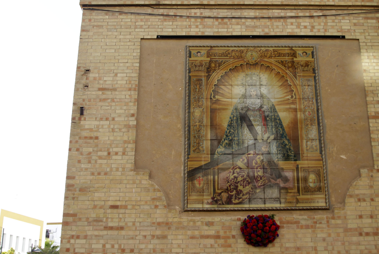 Inauguración del retablo cerámico conmemorativo de la Hermandad de las Tres Caídas de Huelva.