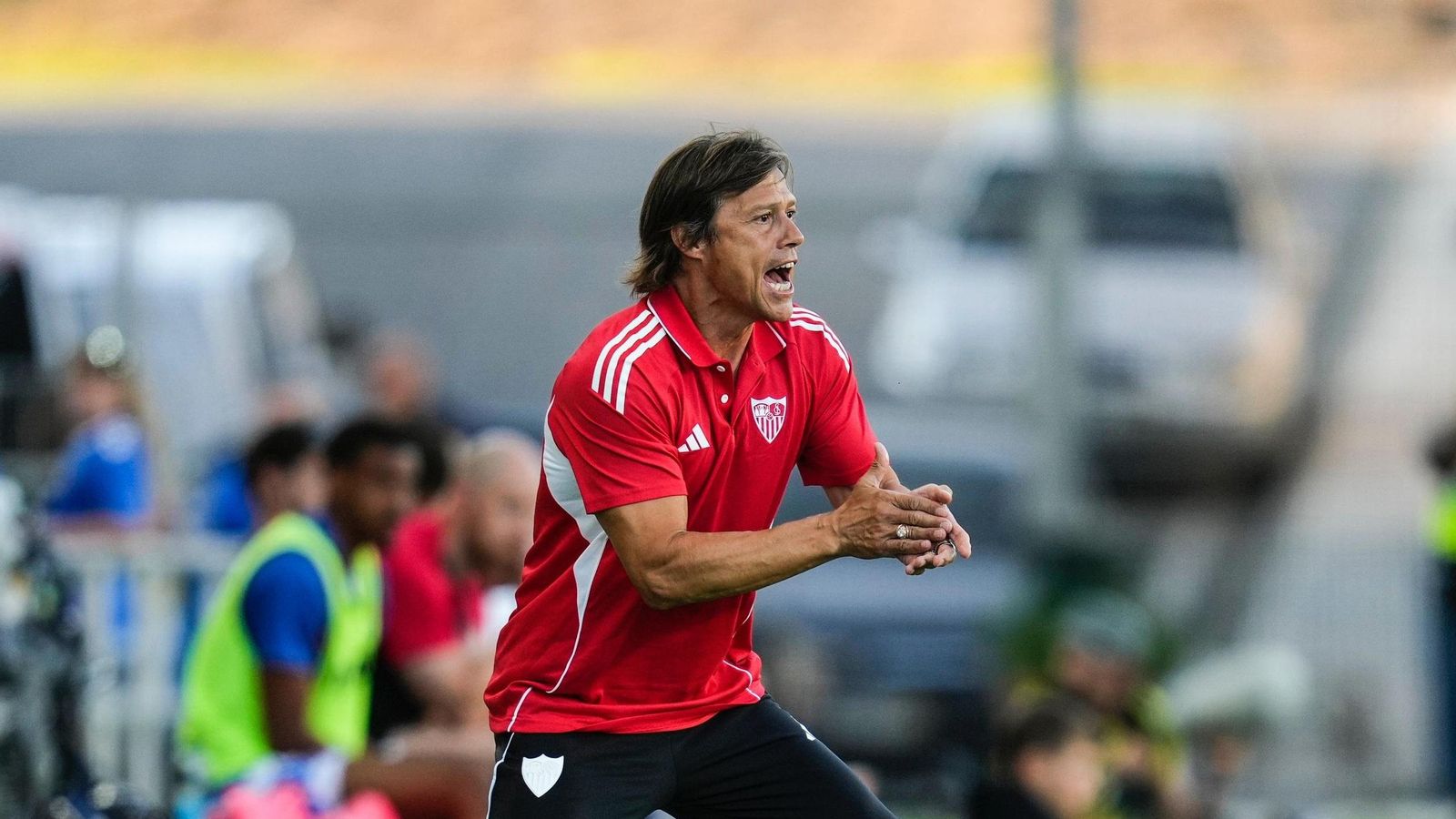 Matías Almeyda arenga a los suyos en el partido ante el Sunderland.