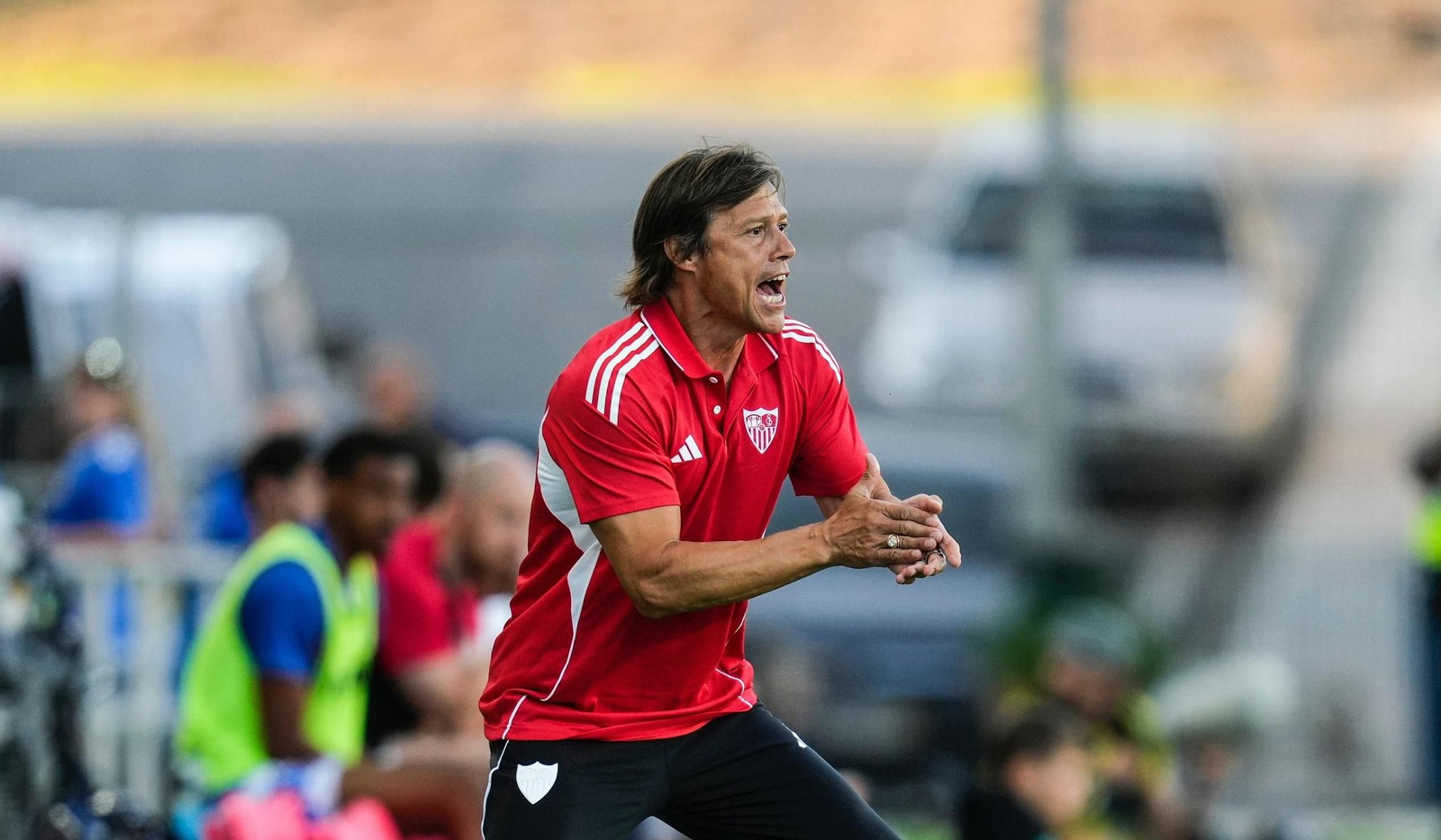 Matías Almeyda arenga a los suyos en el partido ante el Sunderland.