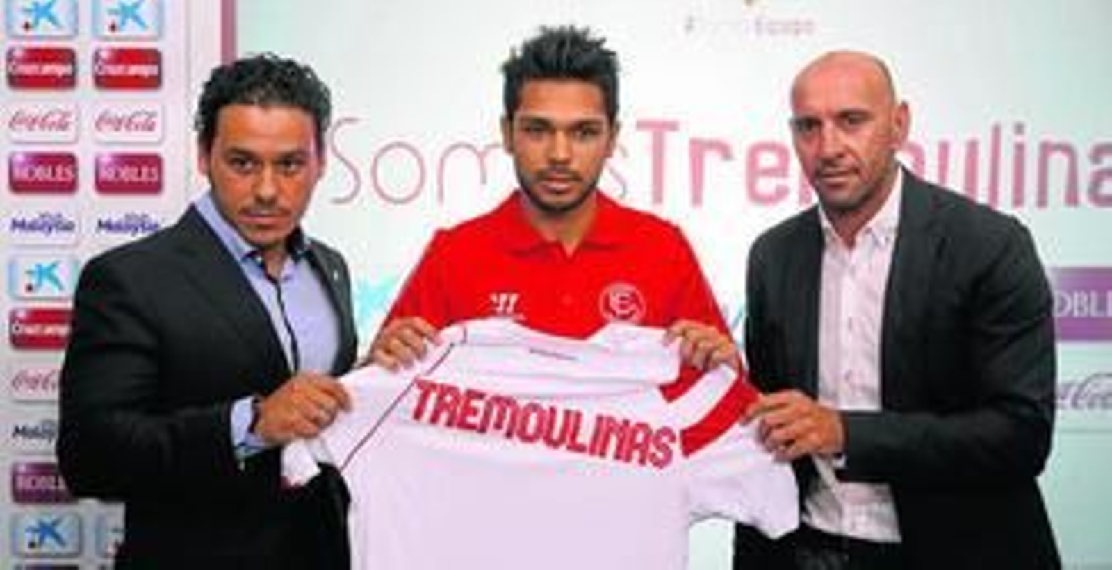 José María del Nido Carrasco, Tremoulinas y Monchi posan durante la presentación del lateral que ocupará el puesto de Alberto Moreno.