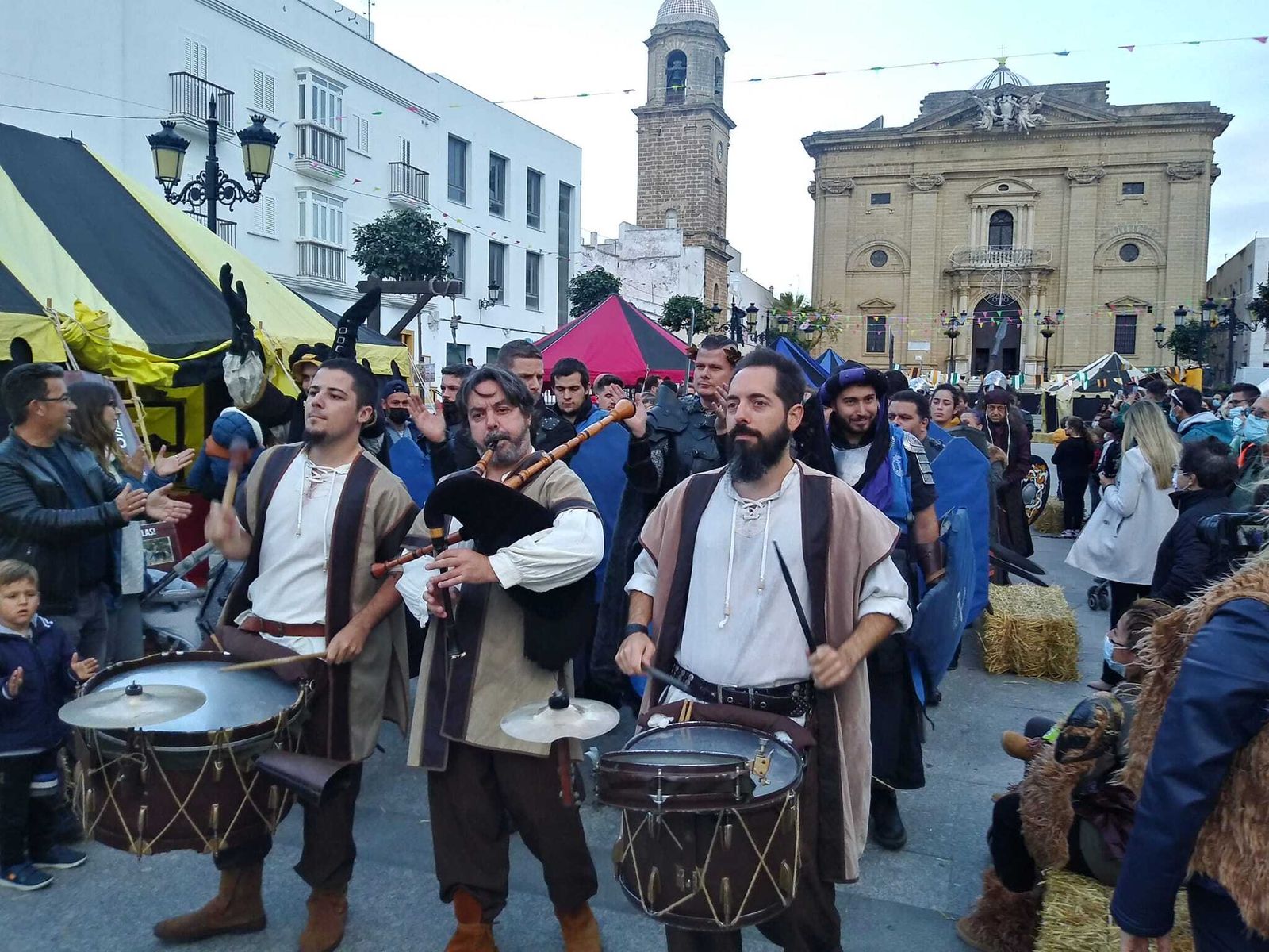 Músicos, soldados y demás figurantes protagonizan el acto de inauguración de las jornadas, esta tarde en la Plaza Mayor.