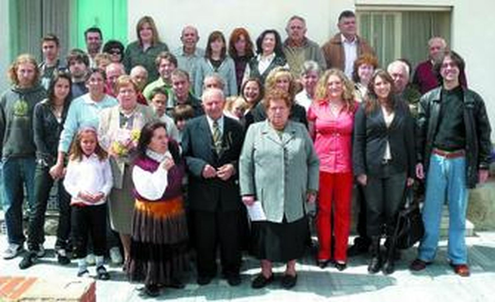 El centenario posa rodeado de toda su familia que se desplazaron hasta Alcóntar para agasajar al abuelo.