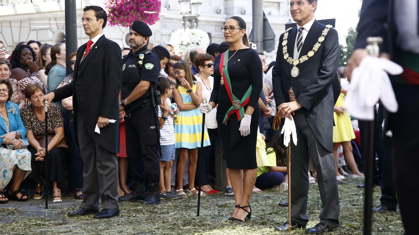 El alcalde saliente y el actual, durante un momento del desfile.