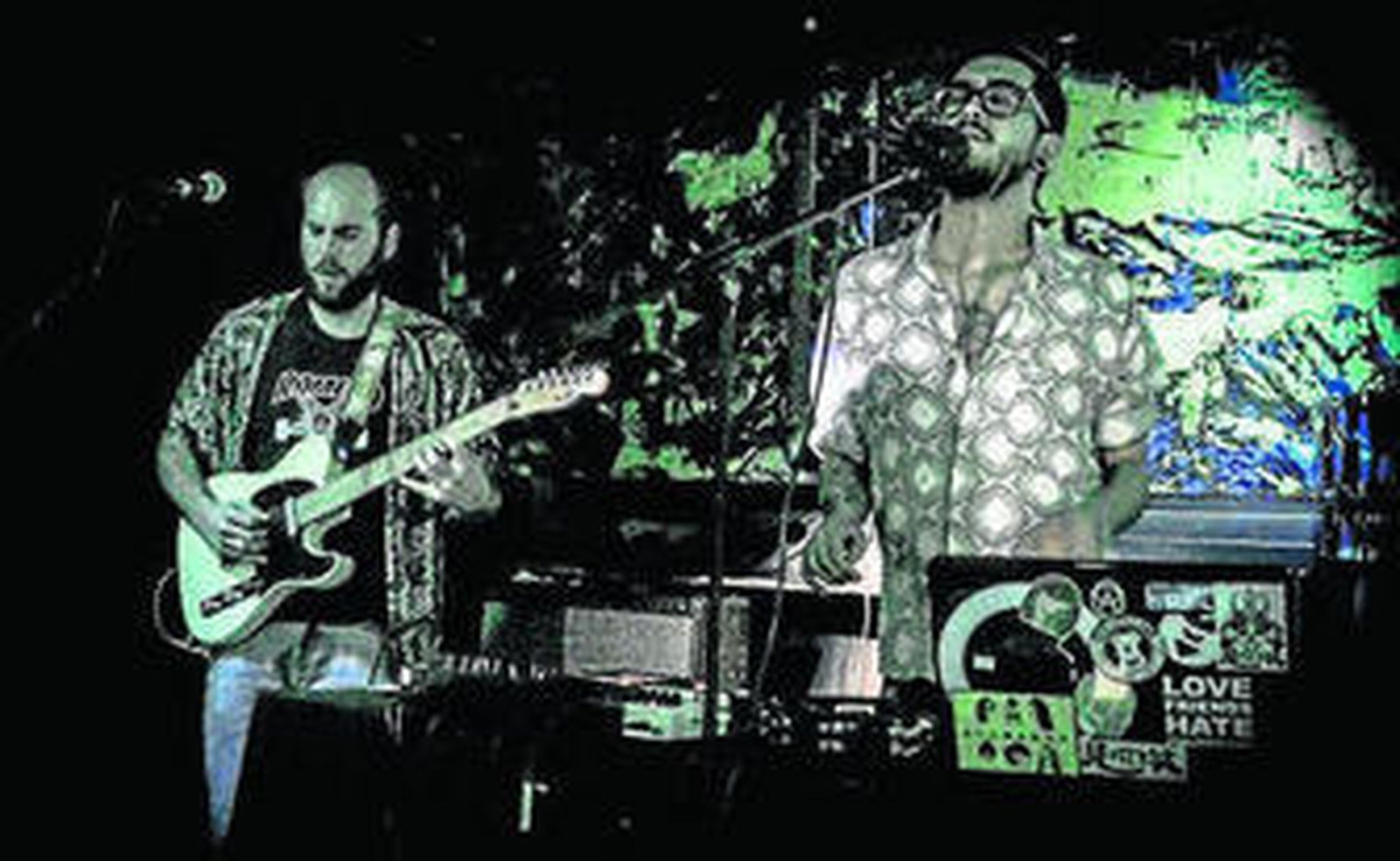 Arriba, Holögrama en concierto; sobre estas líneas, Dolorosa.