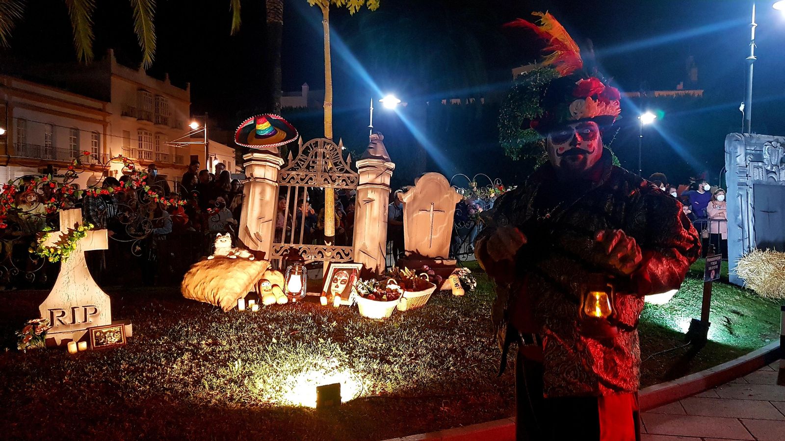 Uno de los guías del cementerio de Halloween de San Fernando.