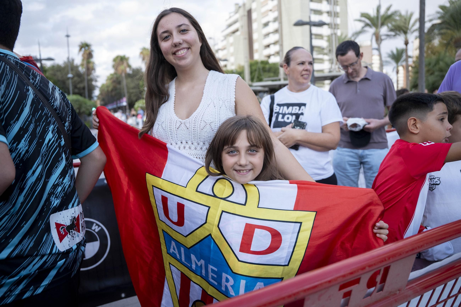 Los jugadores de la UDA Thalys y Andrés firman autógrafos