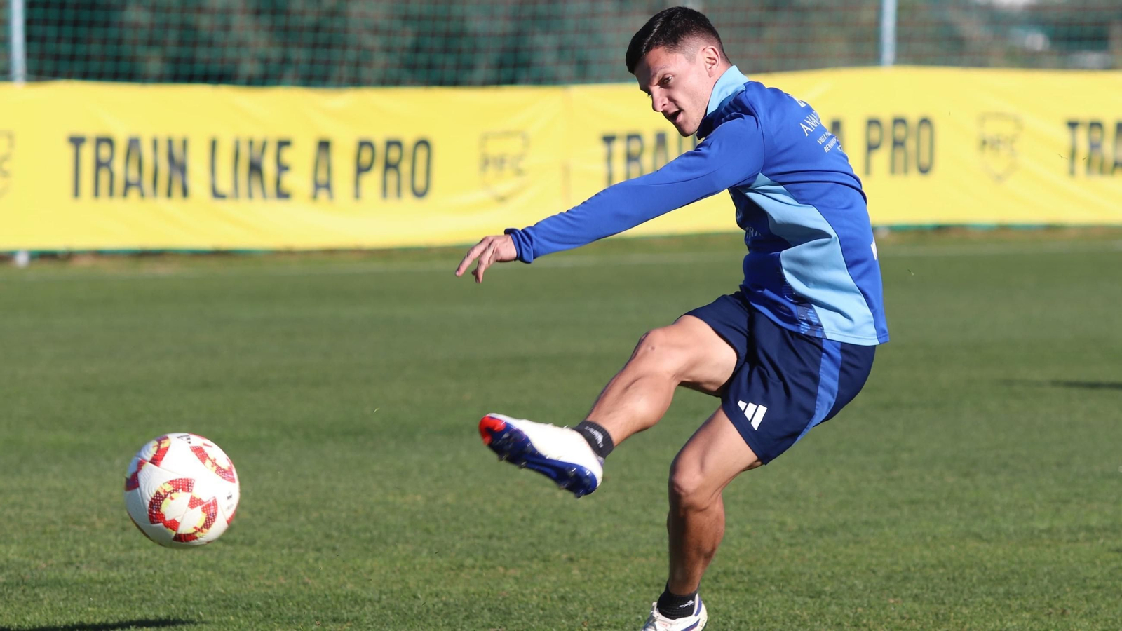 Jony Álamo, en un entrenamiento con el Marbella.