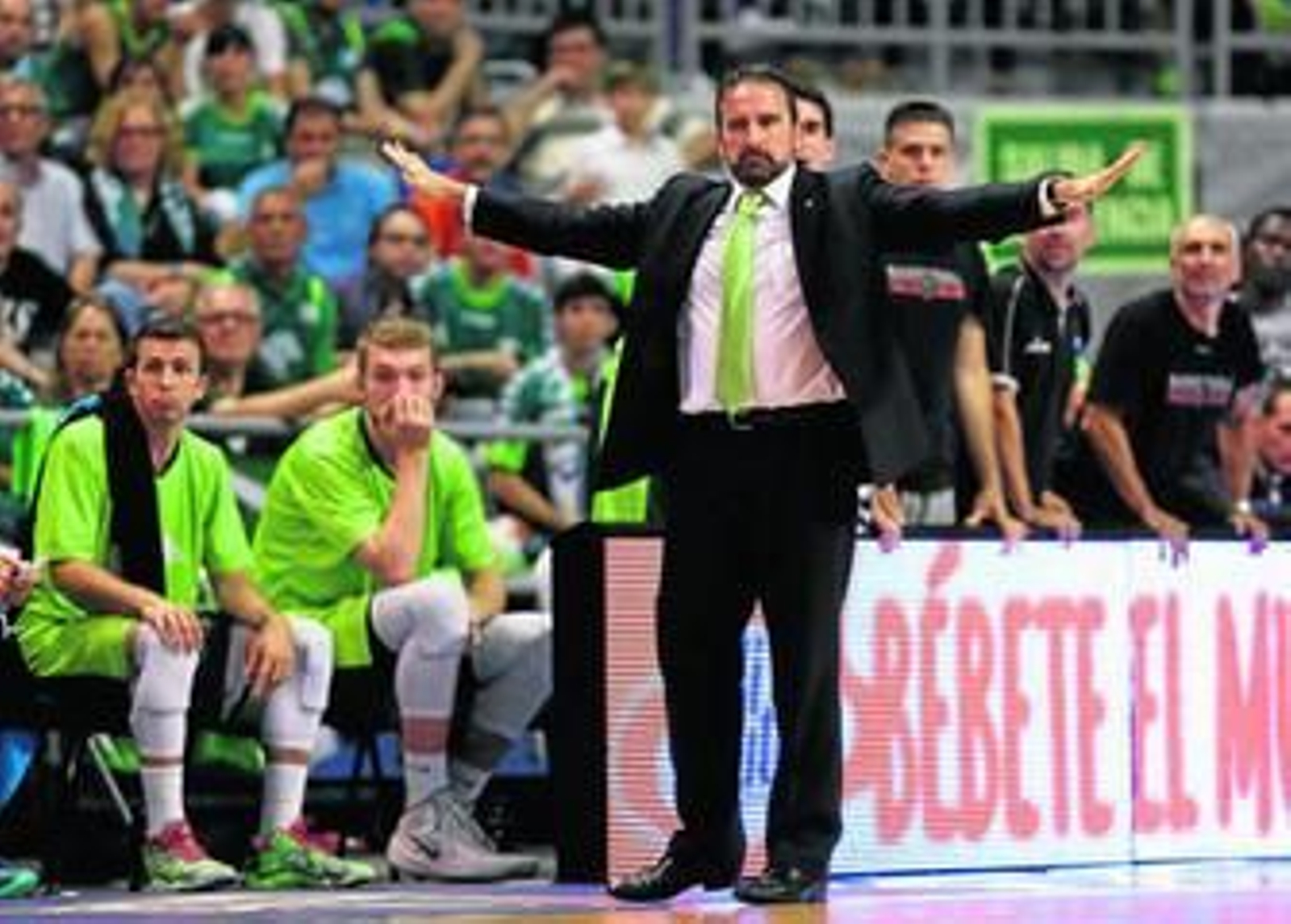 Joan Plaza realiza un gesto de serenidad durante la eliminatoria contra el Herbalife Gran Canaria.