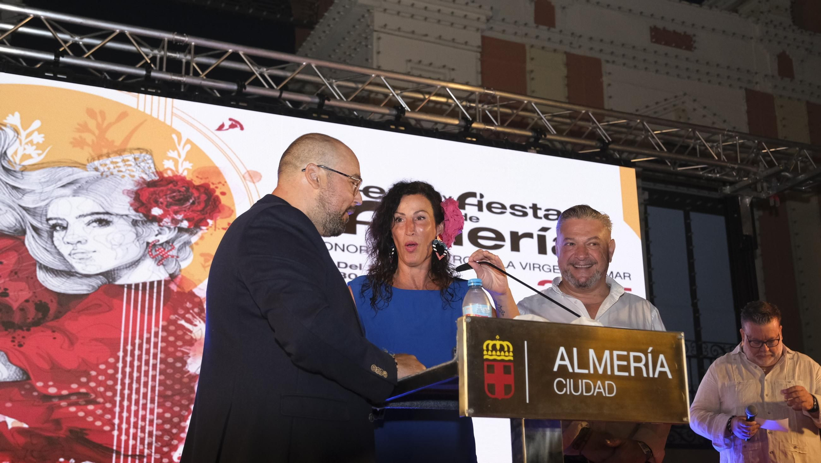 El pregón de la Feria de Almería 2025 y el encendido de la portada, en imágenes