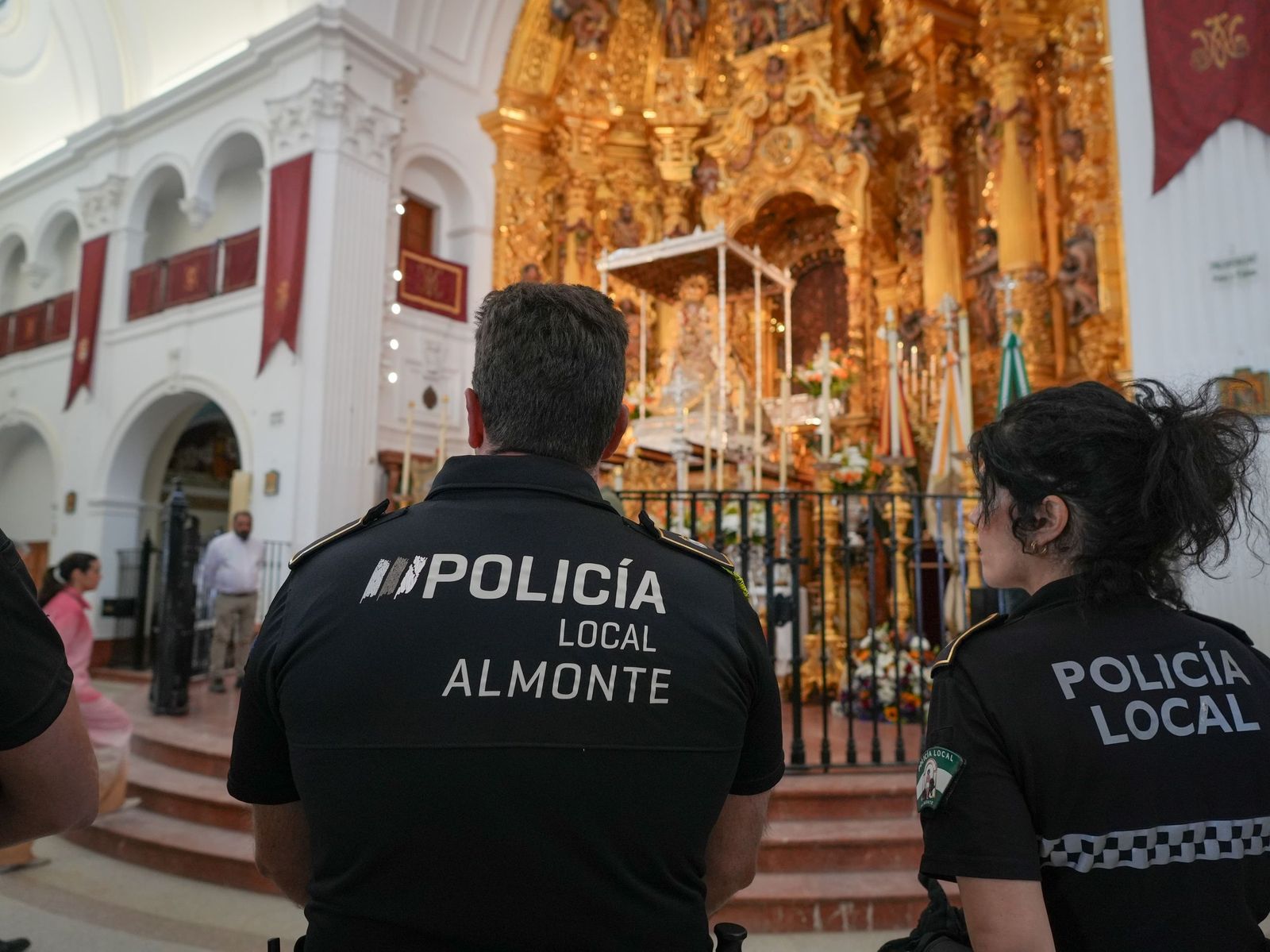 Agentes policiales en la ermita del Rocío.
