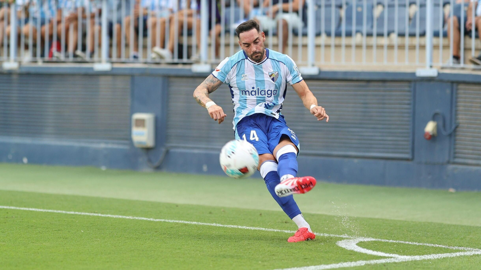 Víctor García en un saque de esquina.