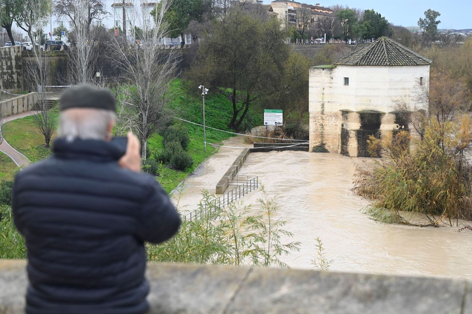 El Guadalquivir invade el entorno de la torre de la Calahorra