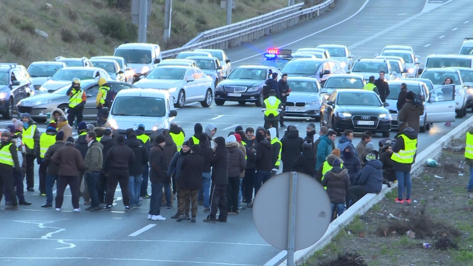 Las imágenes de la inauguración de FITUR, protagonizada por las protestas del taxi