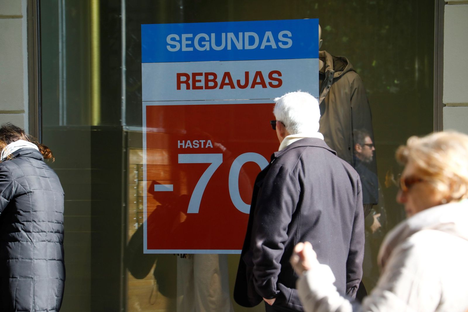 Los cordobeses se lanzan a por las rebajas de invierno, en imágenes
